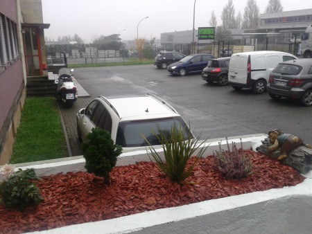 Grand parking libre d'accès